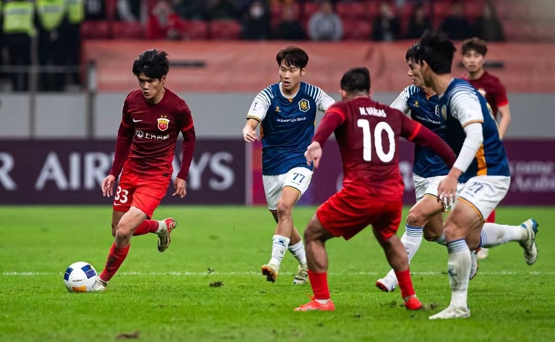 赛地聚焦——亚冠窗口期热度飙升，上海海港主帅复盘，赛场秩序良好，赛季目标并未改变(上海海港比赛集锦)